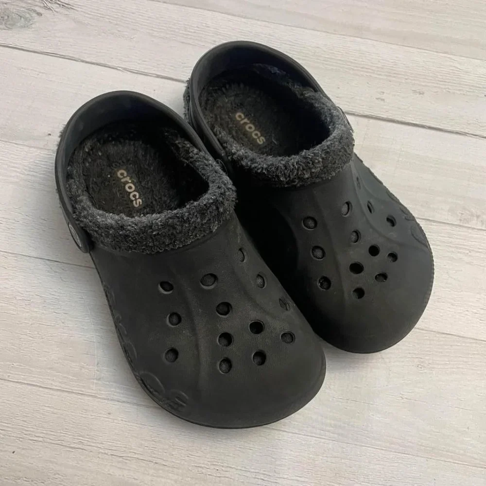 Crocs black fuzz lined juniors 1/3‎